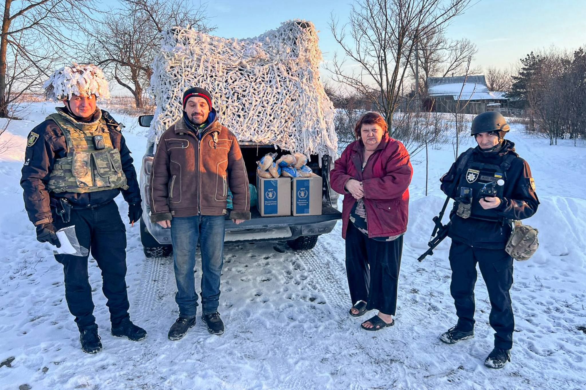 Хліб, продовольство та пальне: мешканцям Перемоги та Веселого передали допомогу на порталі Gromada Group