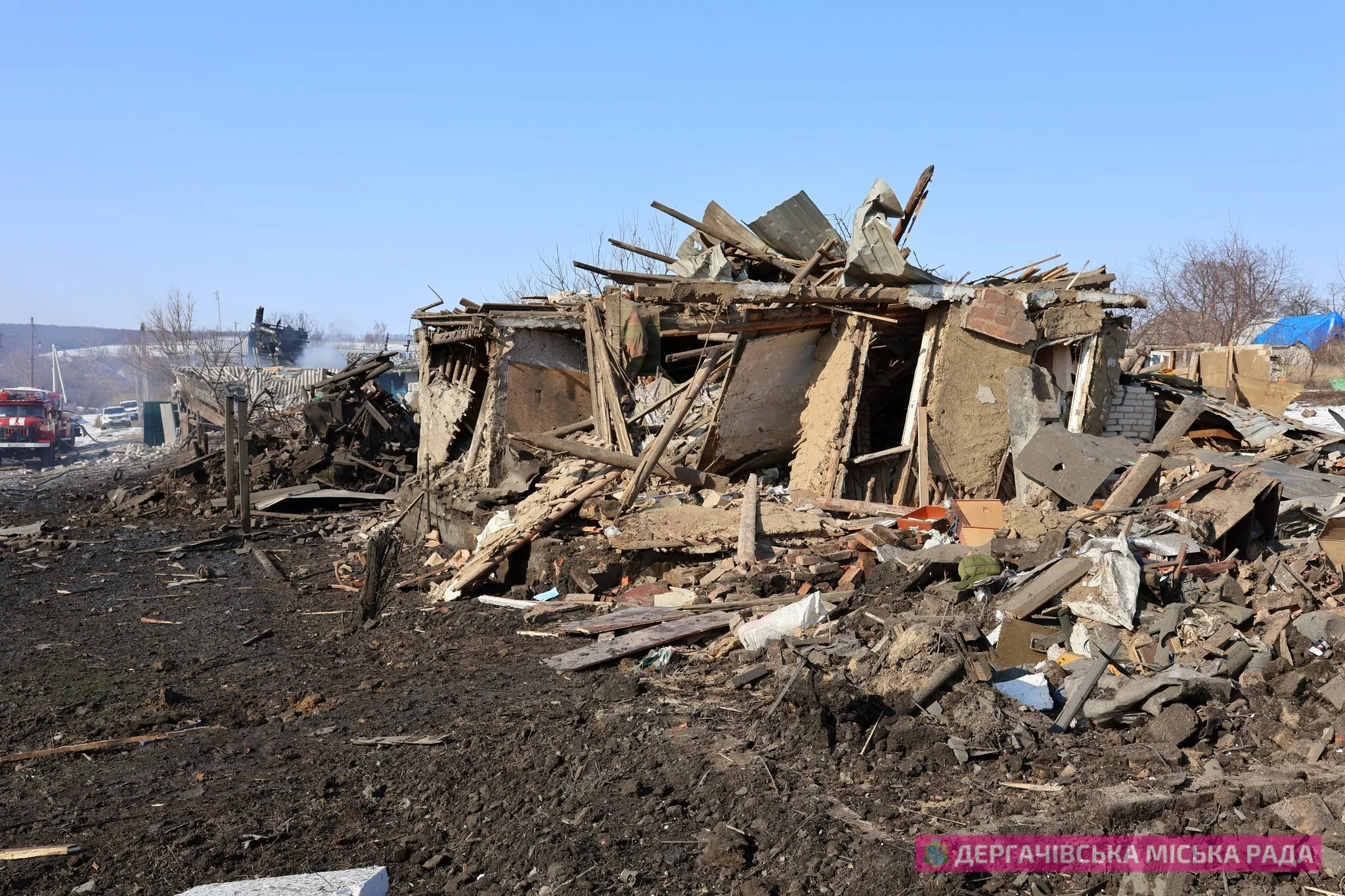 Російські терористи завдали ударів по житловому сектору селища Слатине, Дергачі, також сильно постраждали Цупівка, Лобанівка, Дубівка. За попередніми даними, є жертви та постраждалі серед цивільного населення. На місці влучань працювали бригади швидкої допомоги та інші оперативні служби.