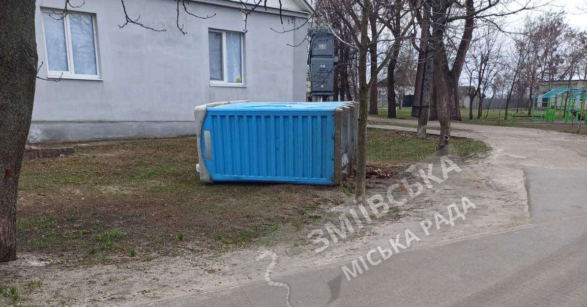Фото: Зміївська міська рада У Зміївському парку вандали зламали лавку та перекинули біотуалети на порталі Gromada Group