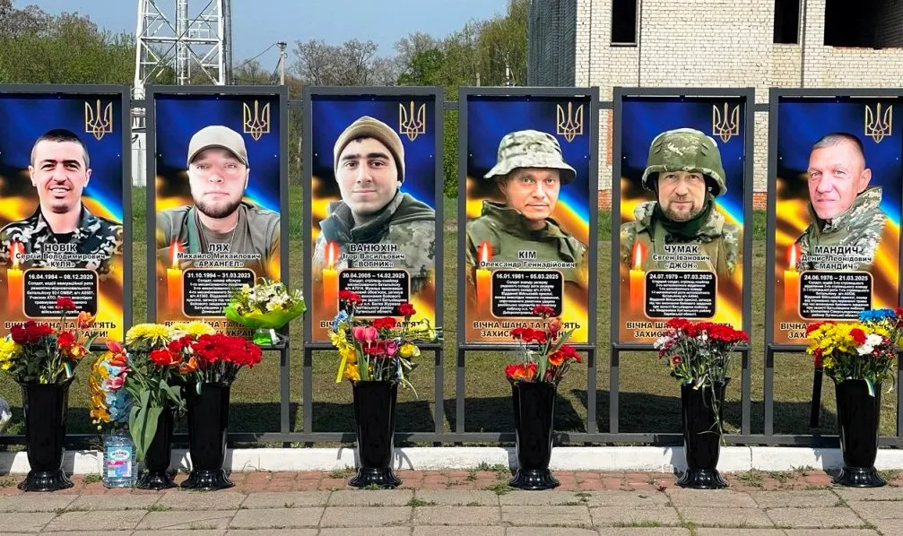 Фото Валківської міської ради У заході, сповненому болю, сліз і глибокої шани, разом із рідними й близькими воїнів взяли участь міський голова Валерій Скрипніченко, члени громадської організації "Валківська спілка ветеранів війни", молодіжної ради громади, валківчани.