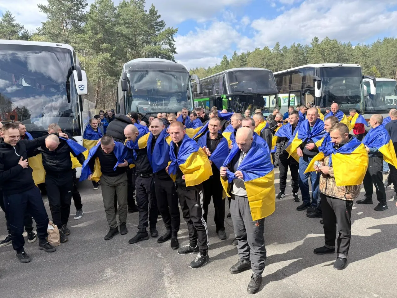 Фото: телеграм / V_Zelenskiy_official 13 воїнів з Харківщини повернулися з полону. Наймолодшому з них 25 років, найстаршому — 53 на порталі Gromada Group