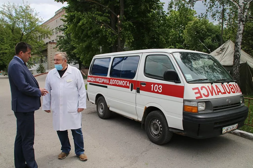 Сергій Лободенко разом із В’ячеславом Грушка Центральна районна лікарня у Чугуєві поповнила свій автопарк капітально відремонтованою каретою швидкої.