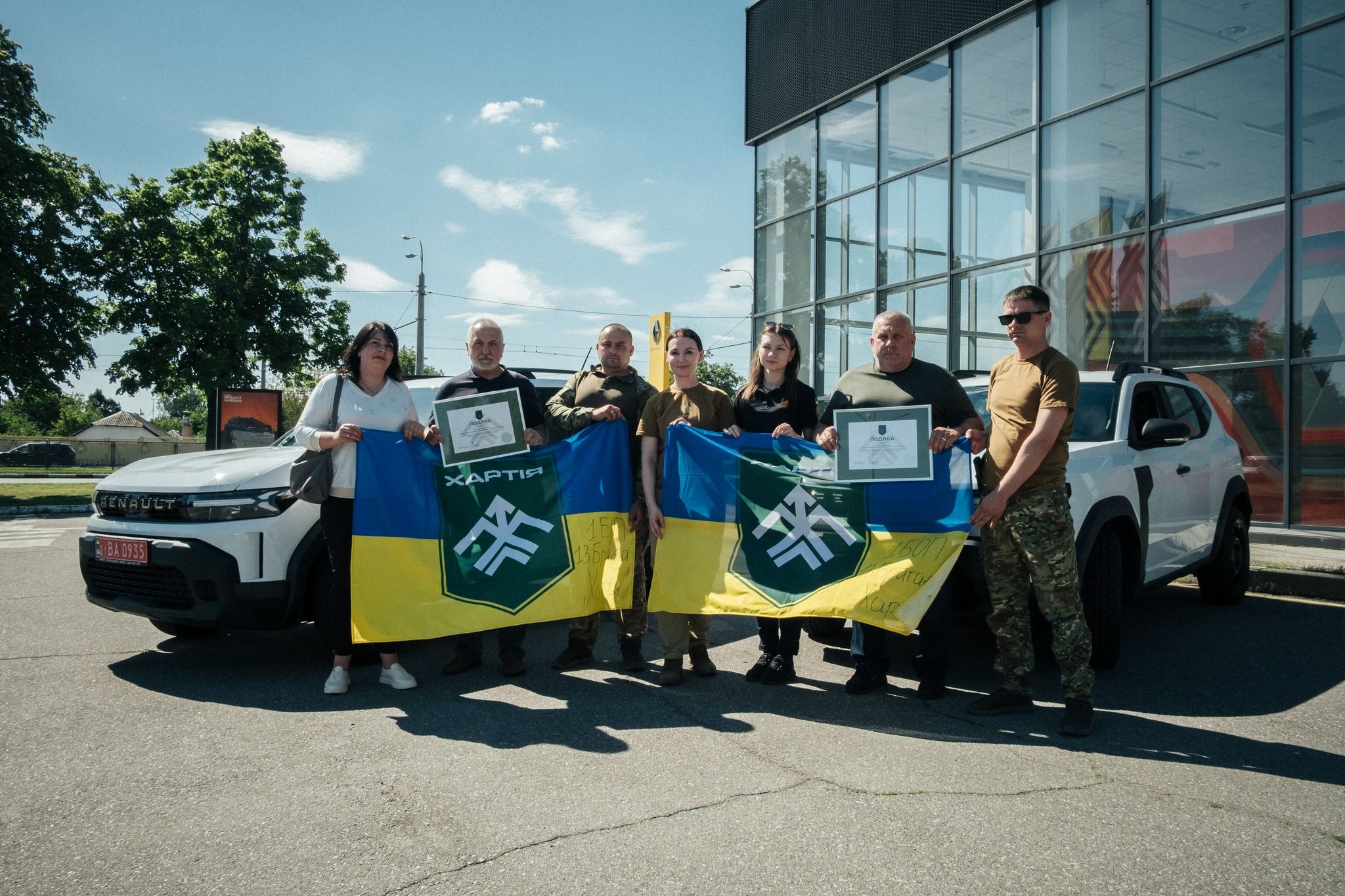 Фото: бригада "Хартія" Renault для «Хартії»: військові подякували Липецькій та Циркунівській громадам за підтримку на порталі Gromada Group