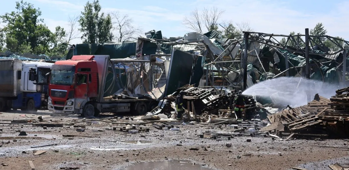Удар прийшовся по промисловій зоні. Постраждала територія двох цивільних підприємств. На жаль, від отриманих поранень загинули двоє чоловіків 68 та 25 років. Ще 22 осіб зазнали поранень різних ступенів важкості.