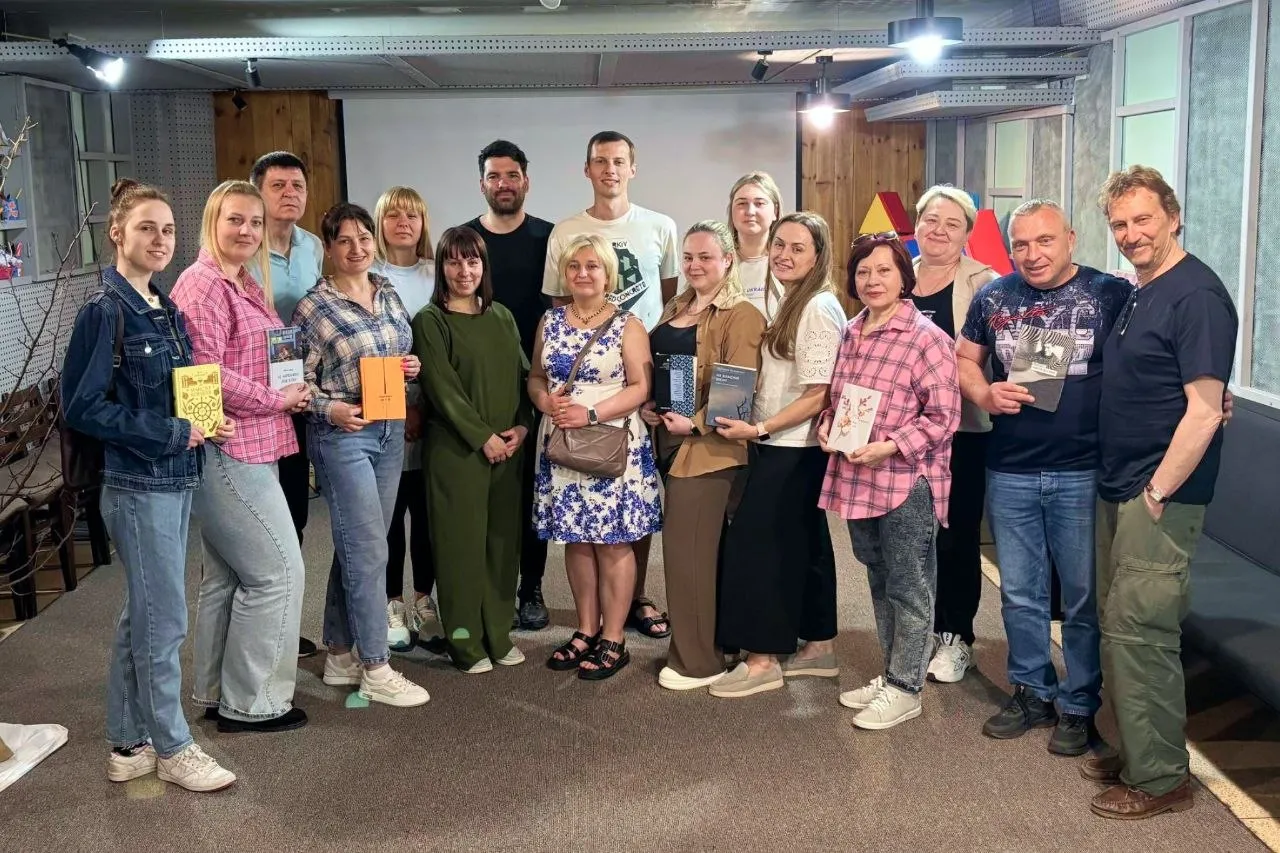 Липецька громада | Офіційно Книжки від проєкту «Незламні бібліотеки» отримав Простіру Липецької громади на порталі Gromada Group