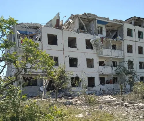 Російські військові завжали ударів по Шевченковому, Грушівці, Приколотному: пошкоджені склади, елеватор, багатоповерхівка на порталі Gromada Group