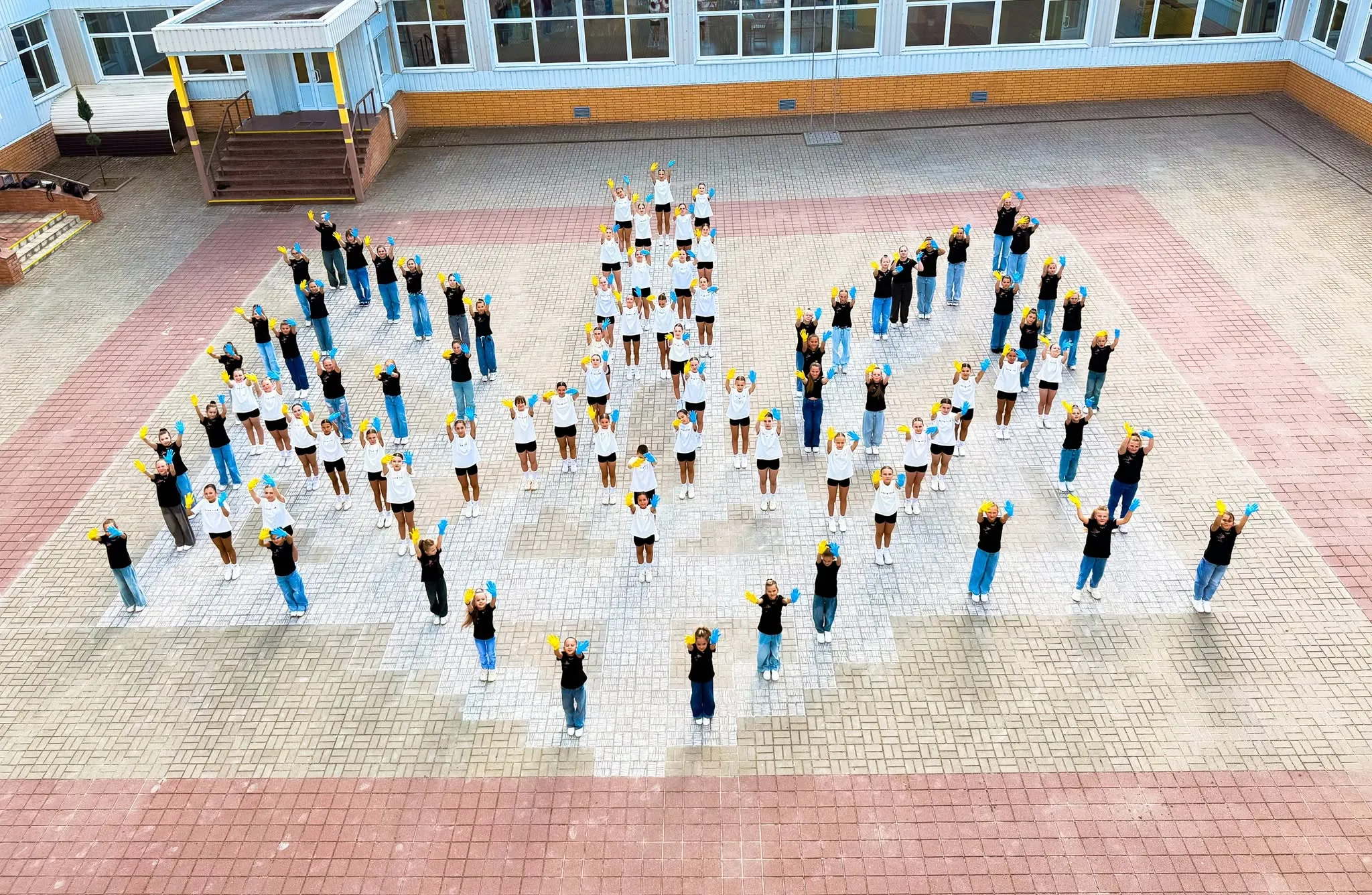 Фото: Краснокутщина активна У День Незалежності учасники школи танцю "DREM TEAM" та студії танцю "FEERIYA" з Краснокутська створили живий герб України (ФОТО) на порталі Gromada Group