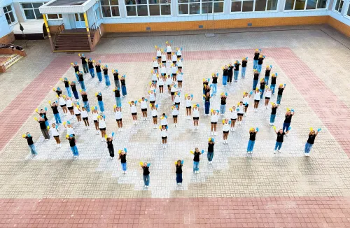 У День Незалежності учасники школи танцю "DREM TEAM" та студії танцю "FEERIYA" з Краснокутська створили живий герб України (ФОТО) на порталі Gromada Group