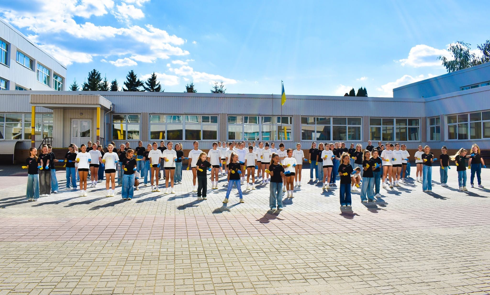 У День Незалежності учасники школи танцю "DREM TEAM" та студії танцю "FEERIYA" з Краснокутська створили живий герб України (ФОТО) - фото 1