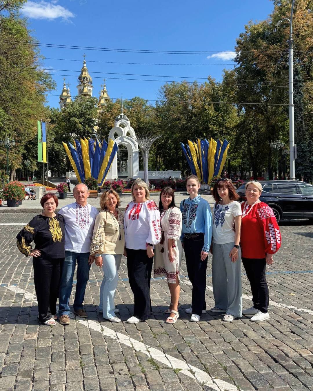 Сайт адміністрації, сторінка начальниці на Facebook та спільне фото: як в адміністрації Липецької громади привітали із Днем Незалежності - фото 6