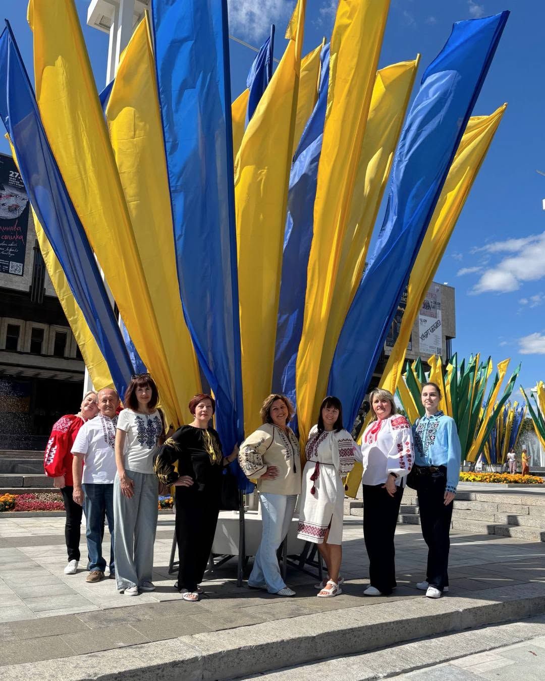 Сайт адміністрації, сторінка начальниці на Facebook та спільне фото: як в адміністрації Липецької громади привітали із Днем Незалежності - фото 7