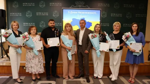 З нагоди 35-ї річниці Незалежності України начальник Дергачівської міської військової адміністрації В’ячеслав Задоренко привітав та нагородив почесними відзнаками жителів громади, які своєю щоденною працею забезпечують її життєдіяльність у складних умовах війни. До урочистого заходу також долучилися народний депутат України Євген Пивоваров та начальник відділення цивільно-військового співробітництва тактичної групи «Слобода» Володимир Борисенко.