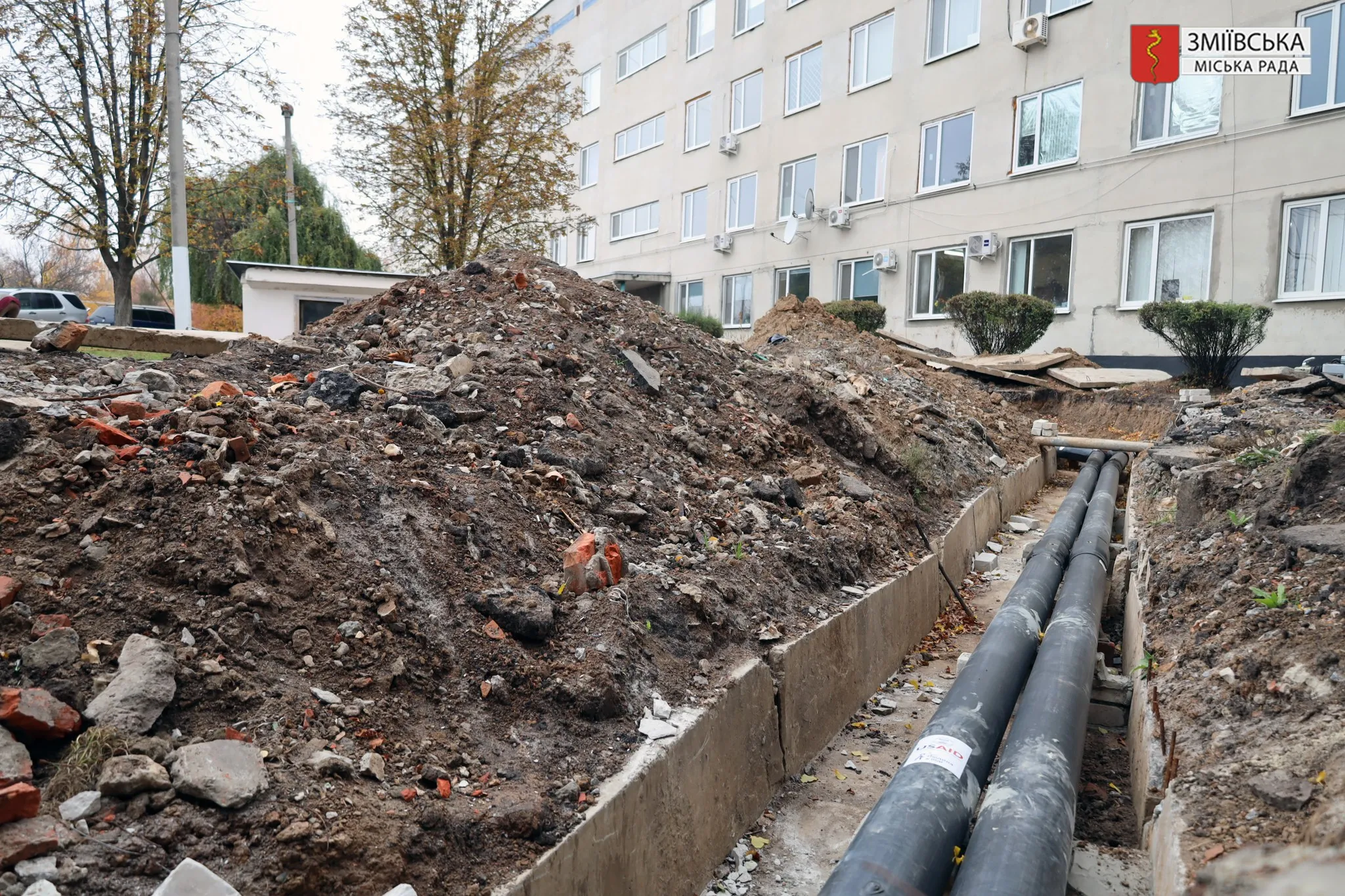 Фото: Зміївська міська рада У Зміївській лікарні замінено частину теплотраси за підтримки міжнародних партнерів на порталі Gromada Group