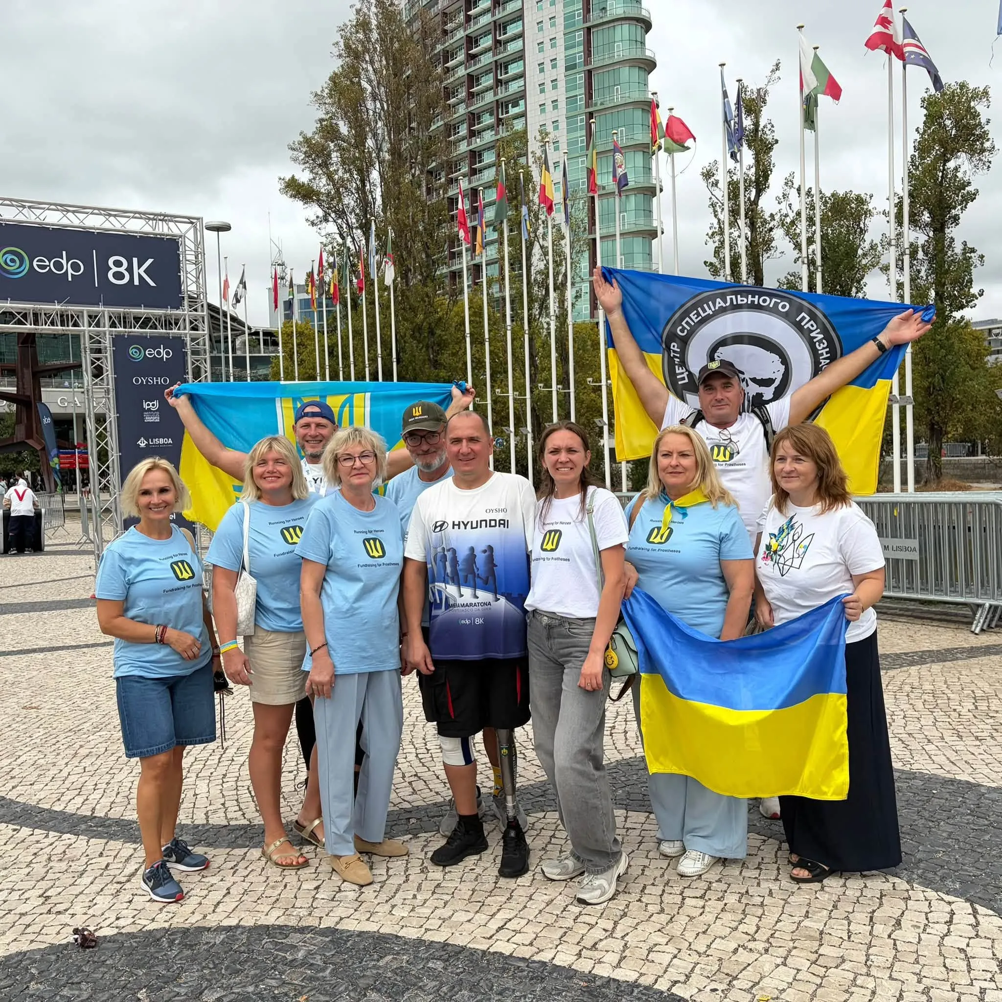 Спортсмени-ветерани з групою підтримки. Світлини Софії Шовікової. «Добре серце» Лісабонського марафону на порталі Gromada Group