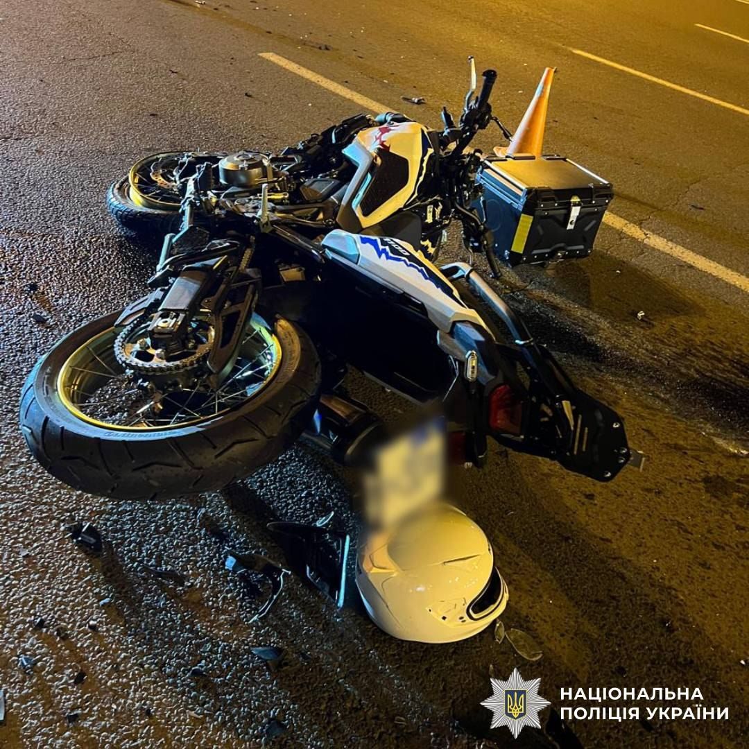 У Харкові Toyota зіткнулася з мотоциклом: водій загинув, пасажирка в лікарні - фото 1