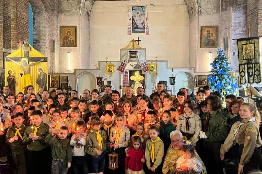 Фото: Пресслужба Східного територіального управління Національної гвардії України «Ми ділимось частиною різдвяної любові». Вифлеємський вогонь доставили гвардійцям на сході (ФОТО) на порталі Gromada Group