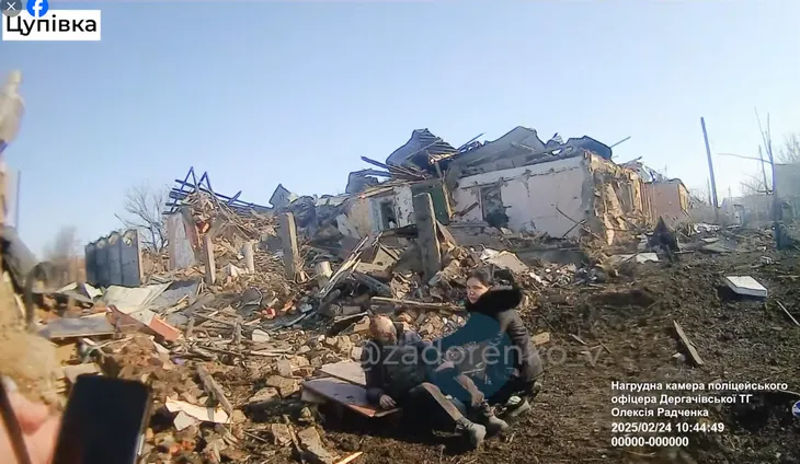 У першу годину після удару російського КАБу по Цупівці 24 лютого поліцейські офіцери Дергачівської громади доставили до Дергачівської лікарні поранених 21-річного хлопця та 19-річну дівчину.
