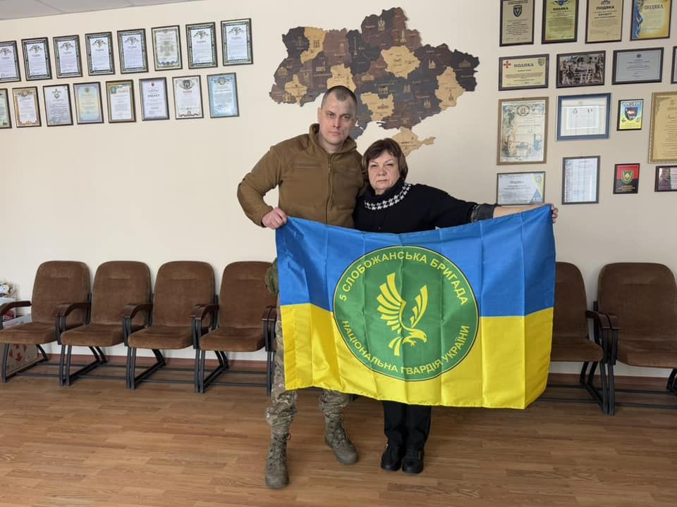Фото: Краснокутська селищна рада Захисники подякували краснокутській громаді за підтримку та передали прапор з відзнакою на порталі Gromada Group