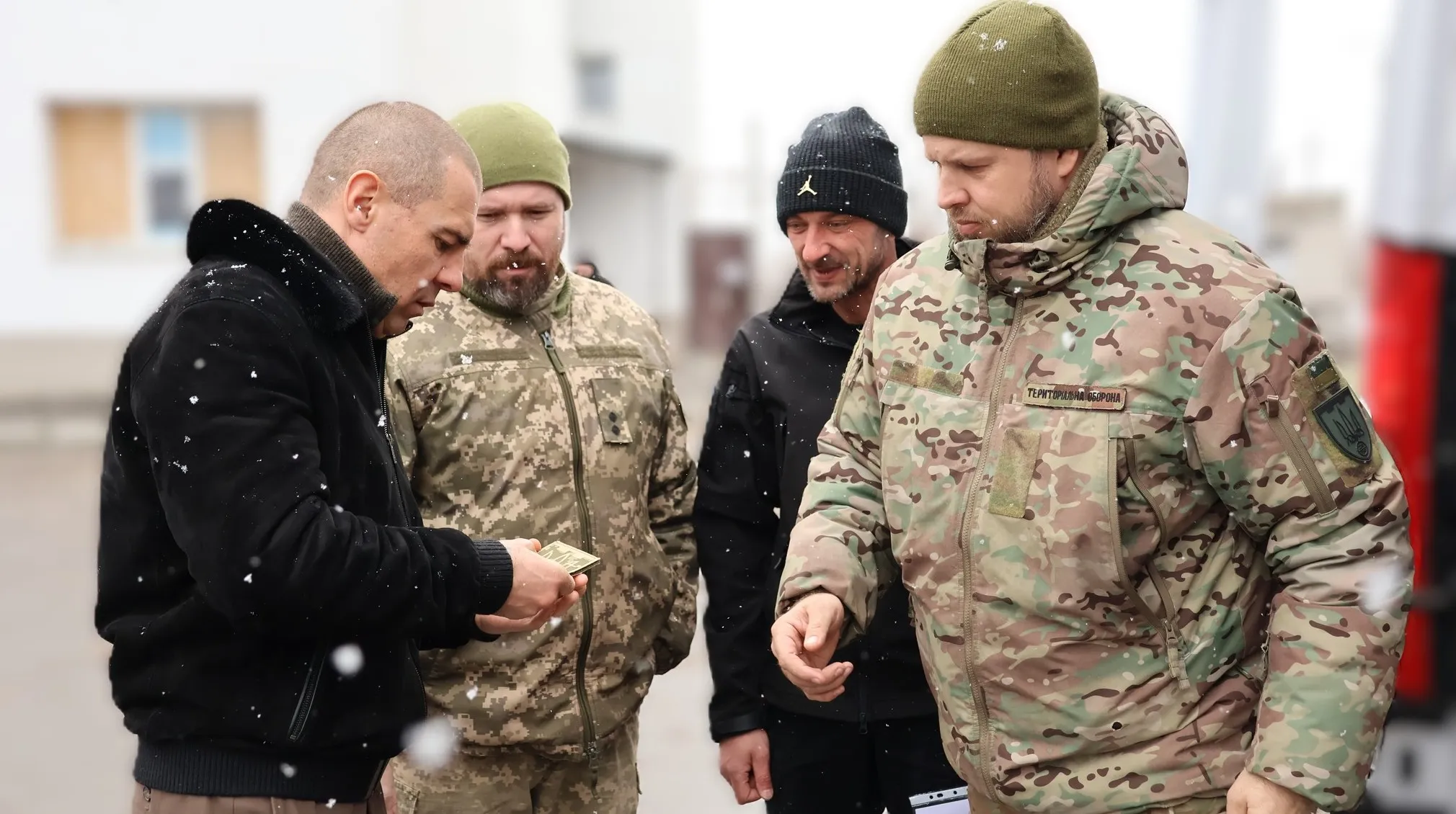 На потреби 228-го окремого батальйону територіальної оборони Дергачівська міська адміністрація передала систему радіоелектронної боротьби для протидії ворожим дронам, придбану за кошти місцевого бюджету.