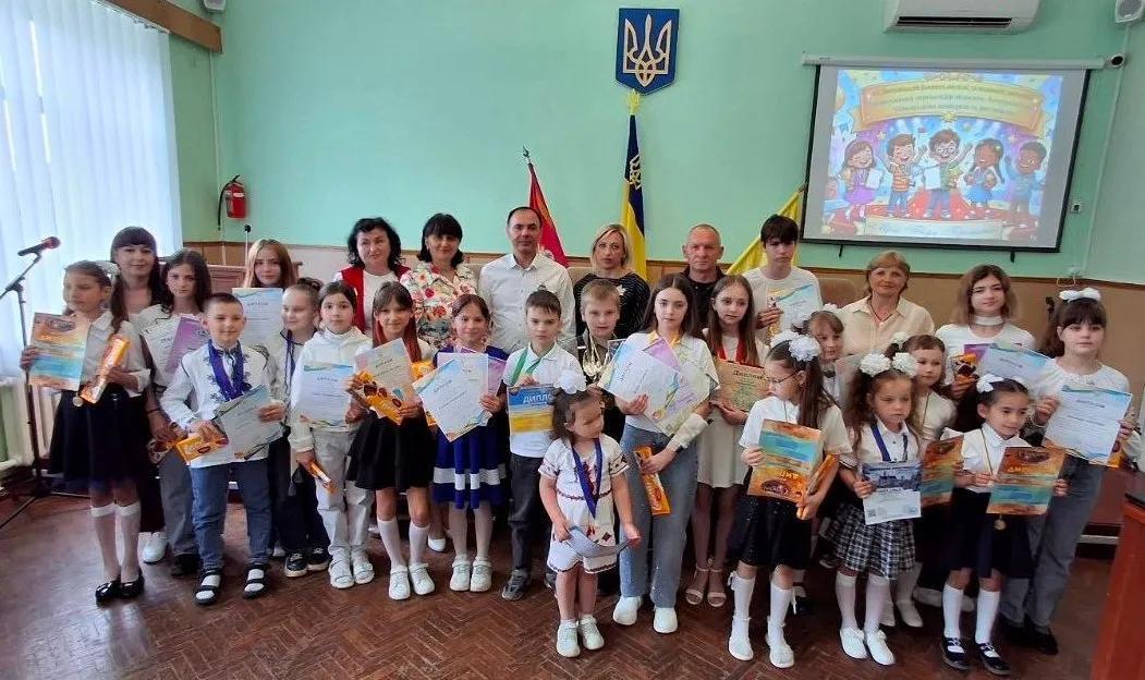 Сузір’я талантів Валківщини: у міській раді нагородили найкращих вихованців БДЮТ «Мрій. Твори. Перемагай» — під таким яскравим гаслом у залі засідань Валківської міської ради урочисто нагородили юних талантів громади. Очільники міста особисто привітали вихованців, батьків та педагогів Валківського Будинку дитячої та юнацької творчості, які своєю працею та творчістю прославляють рідний край на всеукраїнському та міжнародному рівнях.