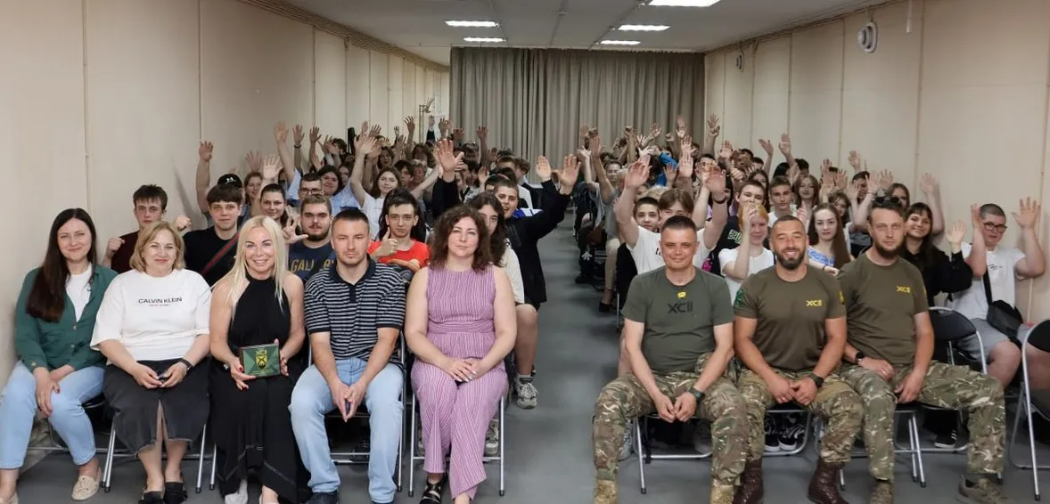 У Дергачівській громаді відбувся захід, присвячений національно-патріотичному вихованню молоді, ініційований військовослужбовцями 92-ої окремої штурмової бригади імені кошового отамана Івана Сірка. До зустрічі долучилися школярі, педагоги, представники місцевої влади та українські захисники, які сьогодні продовжують боронити державу від російської агресії.