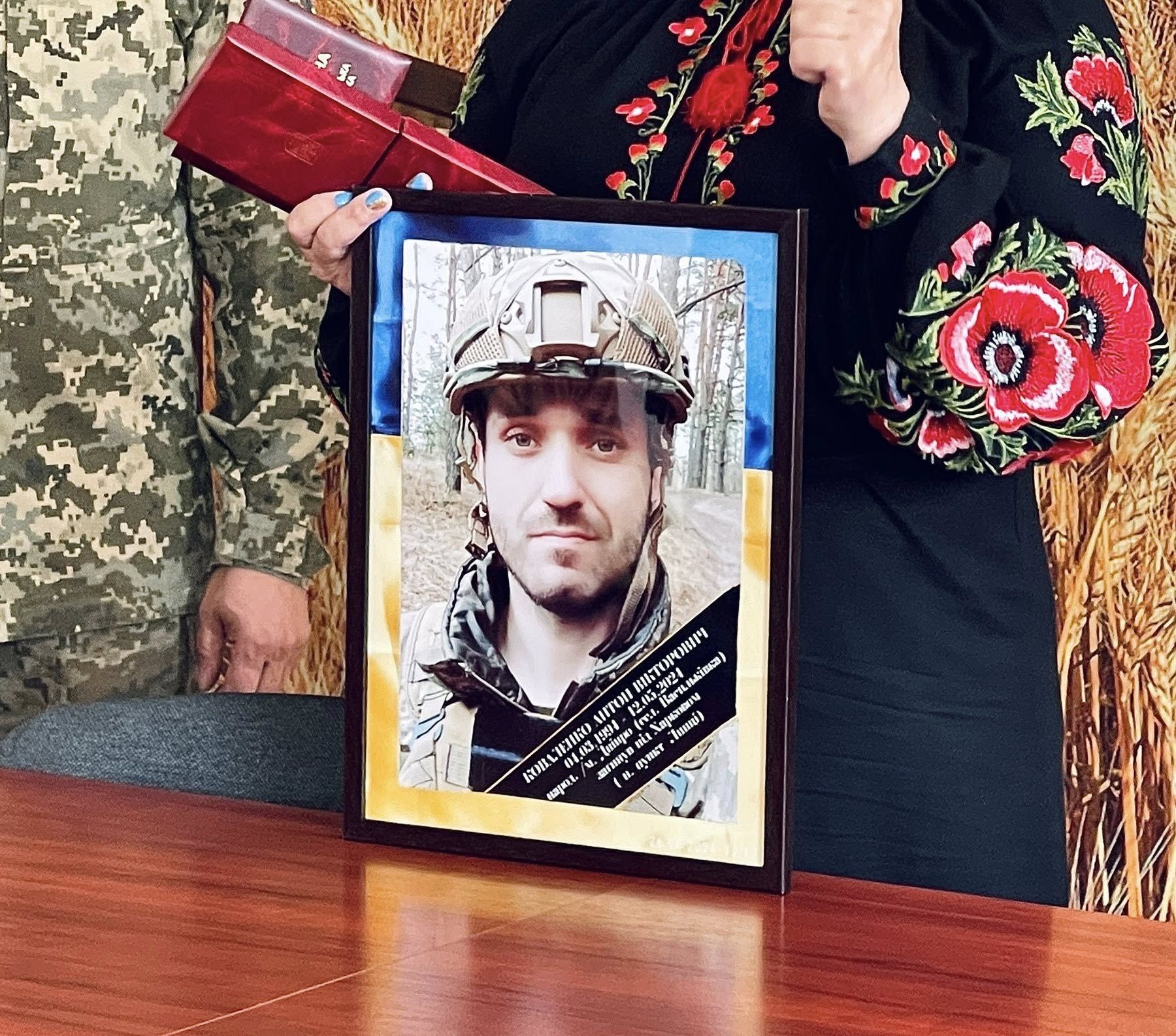 Фото: Васильківська селищна територіальна громада Матері загиблого поблизу Липців Захисника вручили нагороду сина на порталі Gromada Group
