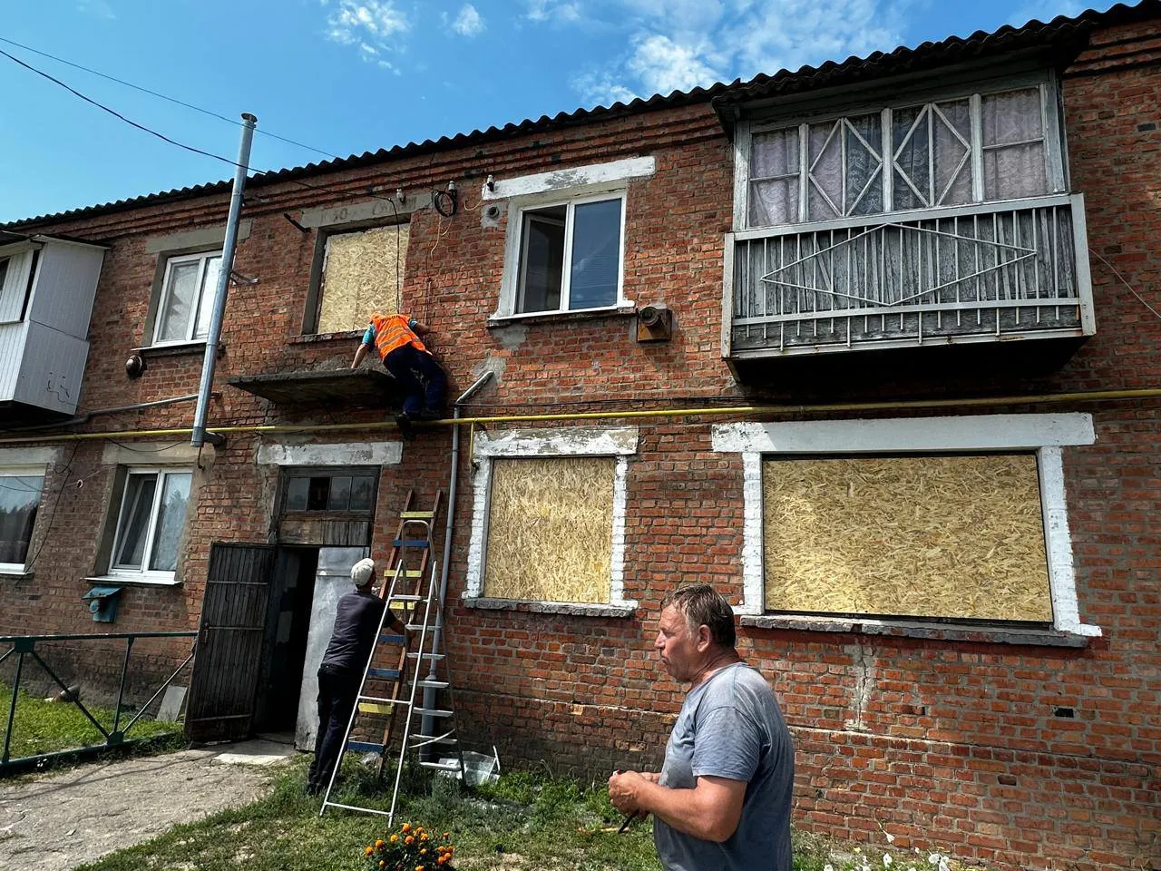 Фото: Зміївська міська рада У Вирішальному Зміївської громади триває ліквідація наслідків нічної атаки на порталі Gromada Group