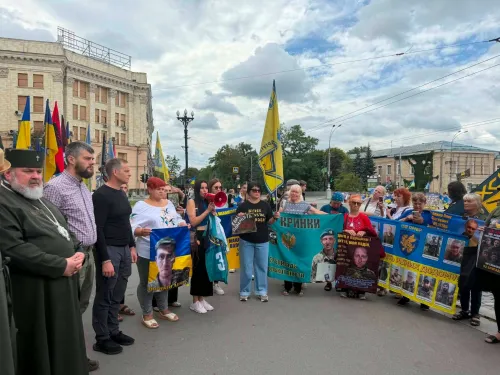 Біля Харківської ОВА встановили бойові прапори військових підрозділів та провели молитву за безвісти зниклих Захисників на порталі Gromada Group
