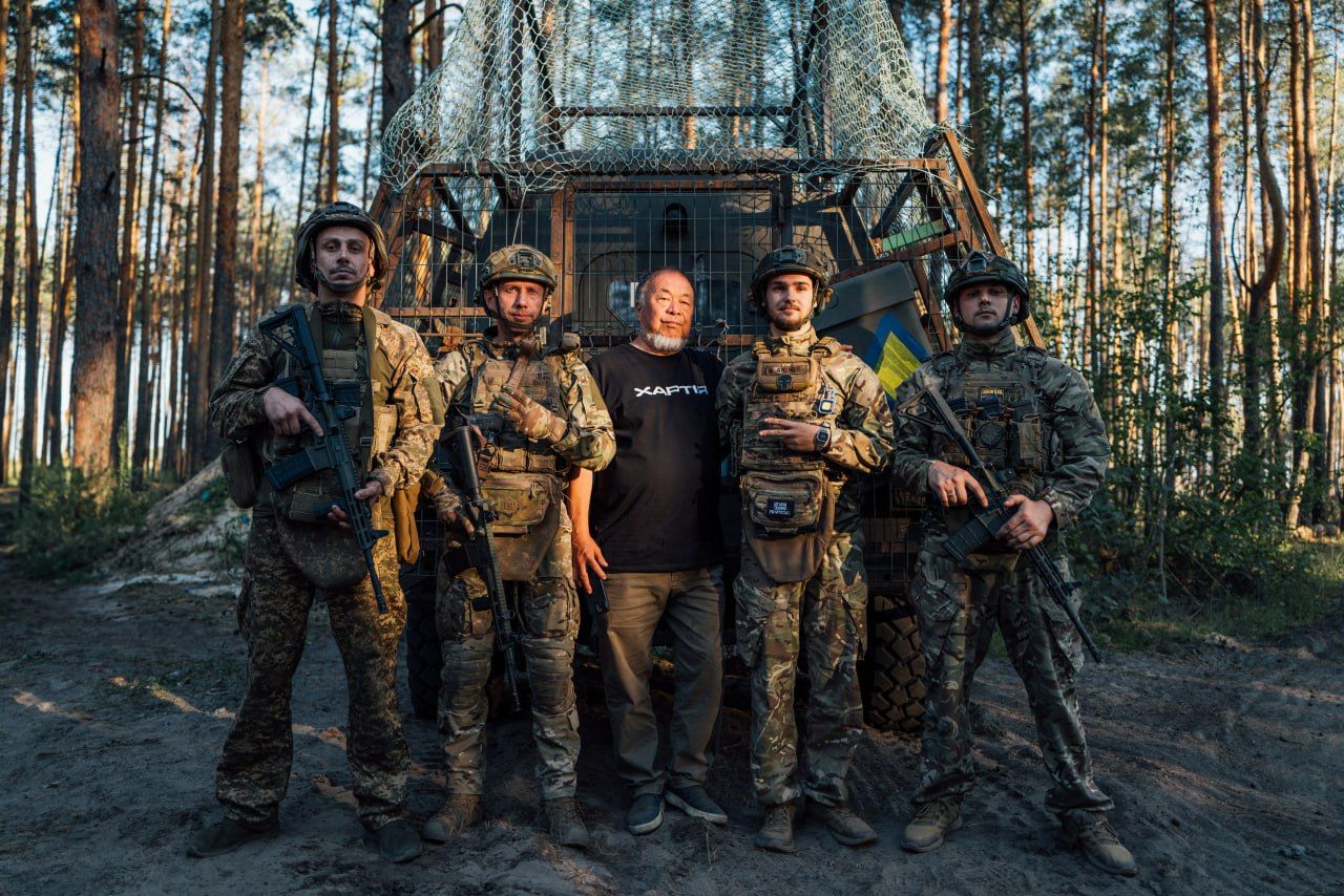 Фото: бригада "Хартія" Позиції «Хартії» відвідав художник-дисидент Ай Вейвей на порталі Gromada Group