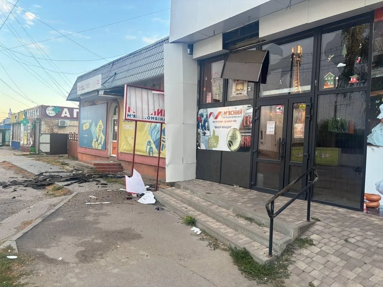 У центрі Золочева після влучання дрона виникла пожежа. Фото: Віктор Коваленко FPV-дрон влучив у центральну частину Золочева: пошкоджено два магазини на порталі Gromada Group