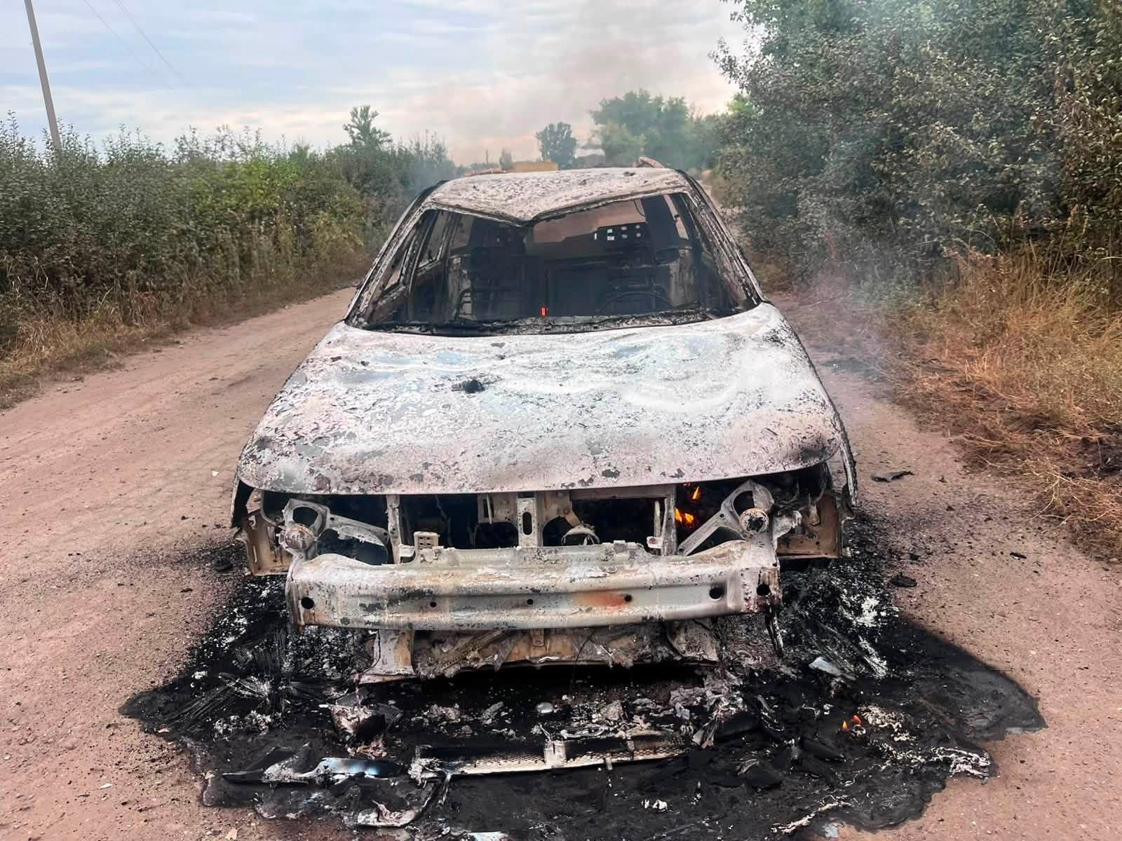 У Зеленому Гаї ворожий дрон влучив в автомобіль: поранені чоловік і жінка - фото 2
