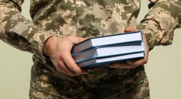 Ветерани опановують новий фах за освітніми ваучерами від держави на порталі Gromada Group