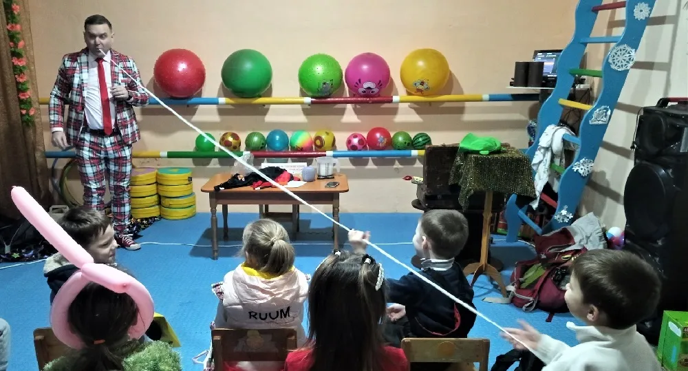 Світлини: Борівська селищна рада, Нікопольська міська рада Борівських дітей зачарував справжній чаклун, який прикидається ілюзіоністом, бо має серце клоуна, смаки шеф-кухаря та добру волонтерську волю на порталі Gromada Group