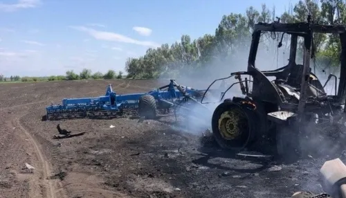 Попри атаки ворожих дронів, знищення зібраного врожаю та тотальне мінування територій, агросектор Дергачівщини продовжує боротьбу за виживання. Ключовим рішенням для порятунку підприємств, чиї землі опинилися на лінії вогню, стала вчасна евакуація: за сприяння ХОВА фермери вивезли вцілілу техніку в безпечніші райони області. Сьогодні головна мета аграріїв — не комерційний прибуток, а збереження фахових колективів і підтримка захисників.