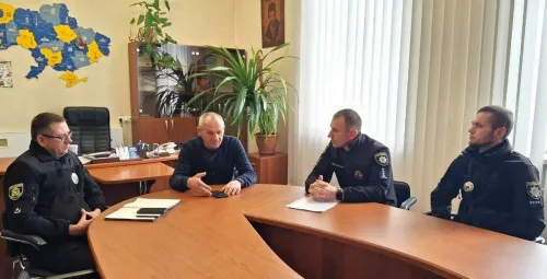 Валківський міський голова Валерій Скрипніченко спільно з поліцейськими відділення поліції №1 провів робочу нараду щодо дотримання правил благоустрою на території громади.