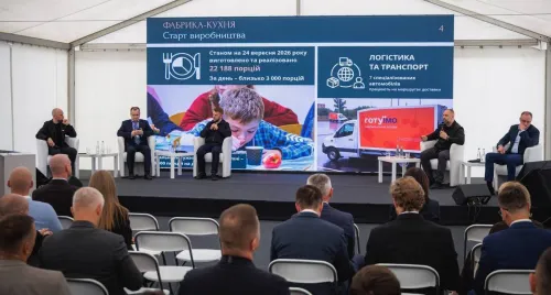 Начальник Харківської ОВА Олег Синєгубов долучився до конференції з питань розвитку мережі фабрик-кухонь в Україні. Зустріч відбулася за участі Міністра освіти та науки України Андрія Бутенка, представника Європейського інвестиційного банку в Україні, керівника Офісу реформ шкільного харчування Ореста Степаняка, заступника Міністра з відновлення, інфраструктури та транспорту Олексія Рябикіна та представників обласних військових адміністрацій і громад.
