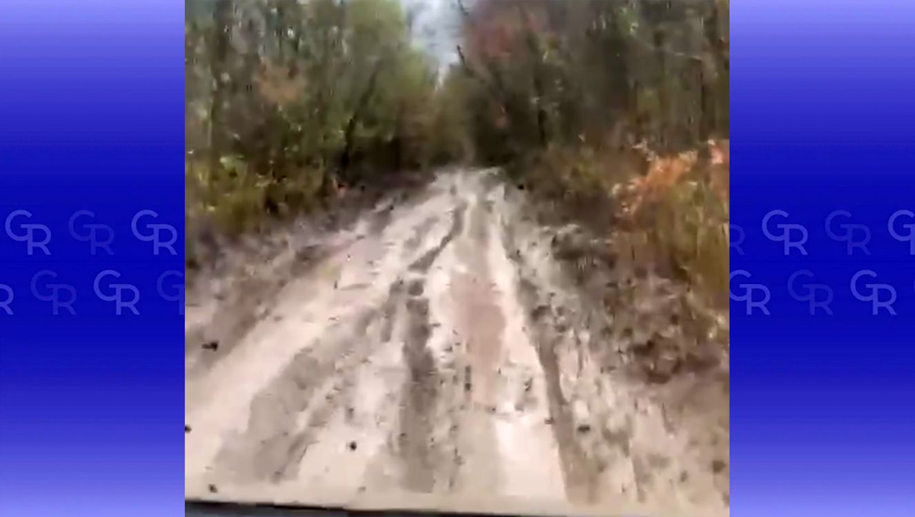 Скриншот з відео Фронтові дороги на північ від Харкова: військові їдуть багнюкою на порталі Gromada Group