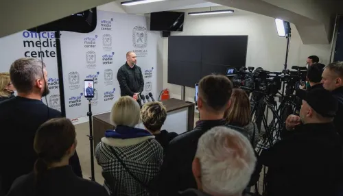 Під час брифінгу в офіційному медіацентрі ХОВА начальник Харківської ОВА Олег Синєгубов розповів про ключові напрямки роботи та пріоритетні проєкти в області.