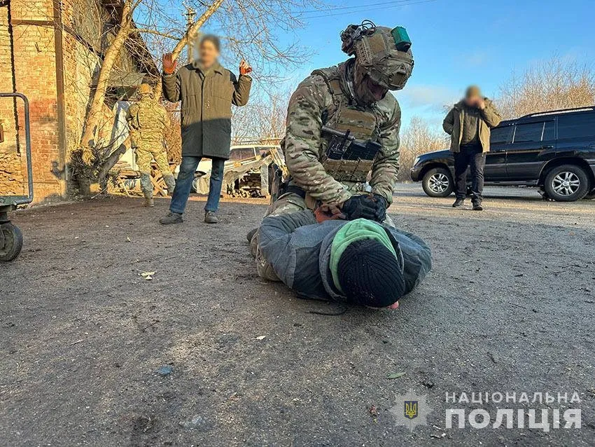 Фото: Національна поліція України За вказівкою ворожих спецслужб намагався підірвати наряд поліції: правоохоронці затримали зловмисника (ФОТО) на порталі Gromada Group