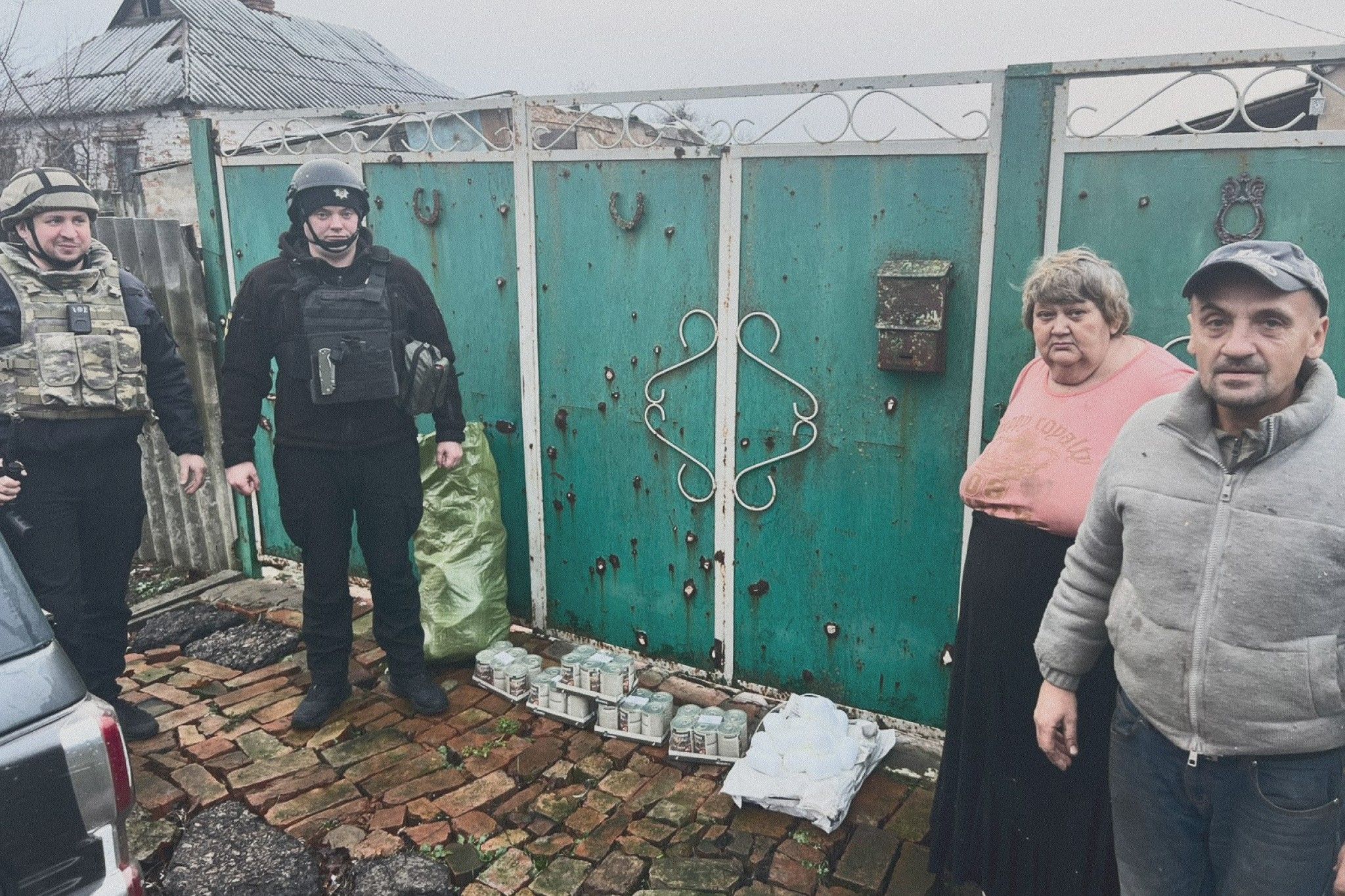 Мешканцям Перемоги та Борщової передали харчі та свічки на порталі Gromada Group