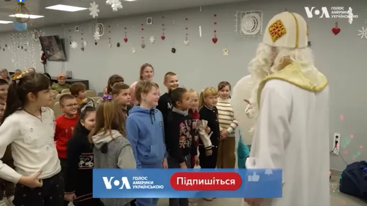 Про навчання та свята у постійній загрозі російських обстрілів – у сюжеті Голос Америки Українською.