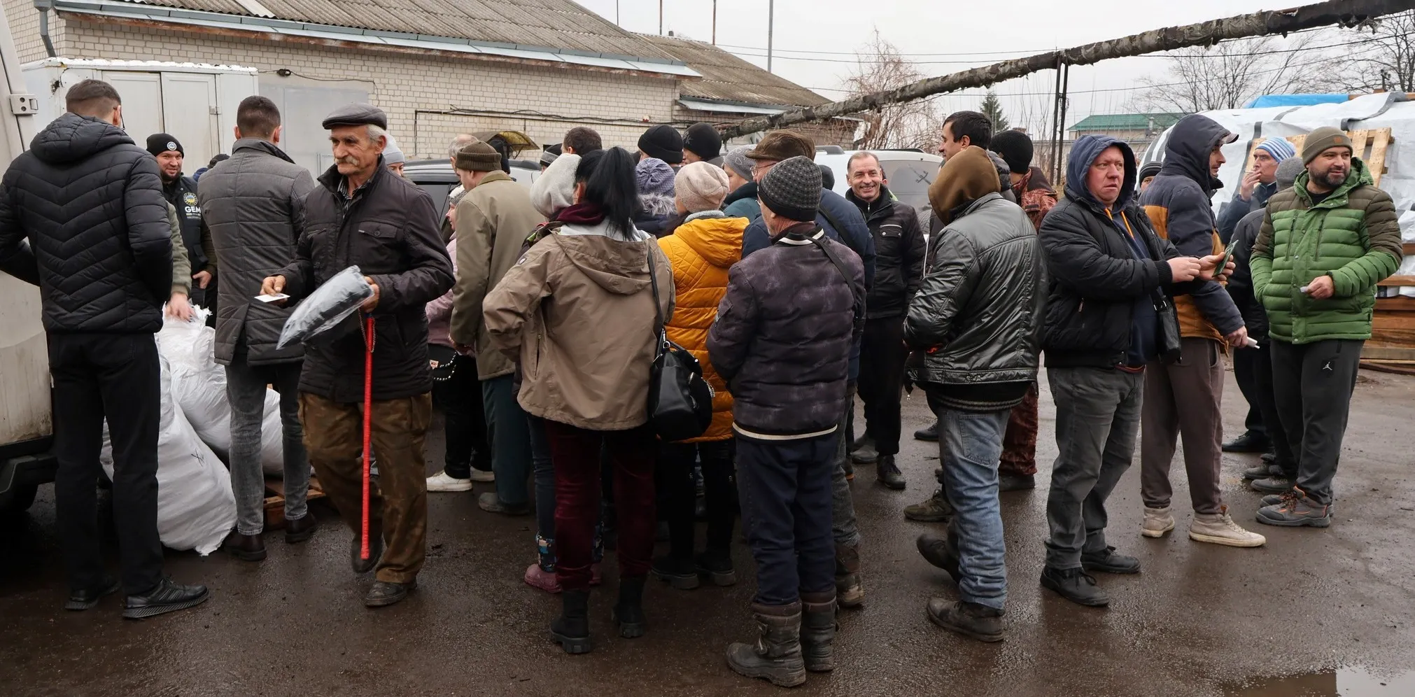 За сприяння американської міжнародної організації Global Empowerment Mission Ukraine 1000 жителів Дергачів отримали терможилети з підігрівом.