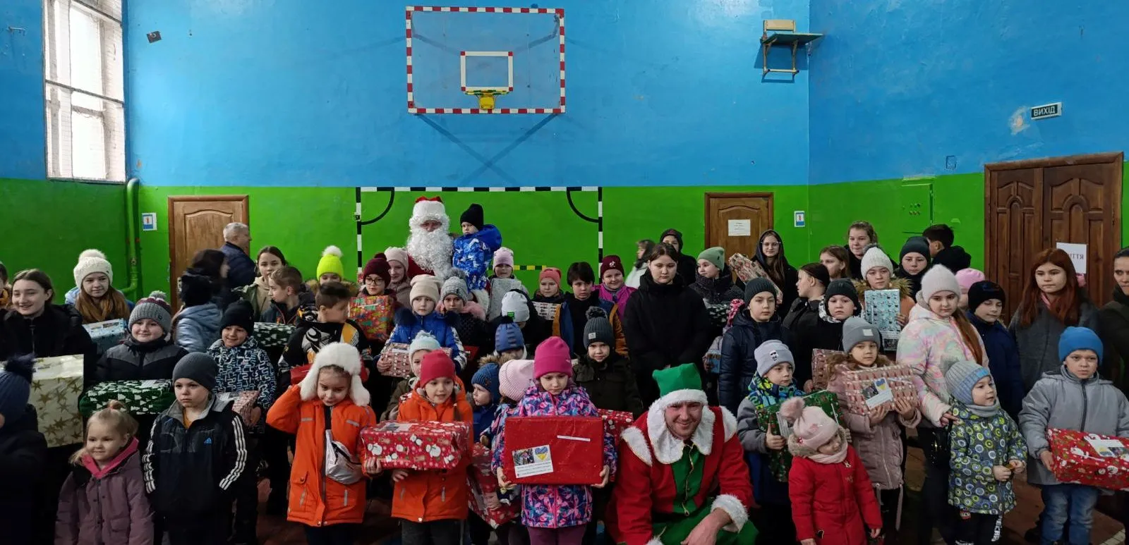 Фото Баранівського старостату В умовах воєнної ситуації, яка триває вже майже чотири роки, для багатьох українських громад вкрай важливо не лише утримувати оборону, а й підтримувати людські стосунки та міжнародну співпрацю. Одним із прикладів такої взаємодії є Баранівський старостат, де активно шукають і залучають підтримку з-за кордону. Особливим другом цієї громади став Міхаель з Німеччини, який уже третій рік поспіль допомагає місцевим жителям, привозячи їм необхідні продукти, речі першої необхідності та навіть подарунки для дітей.