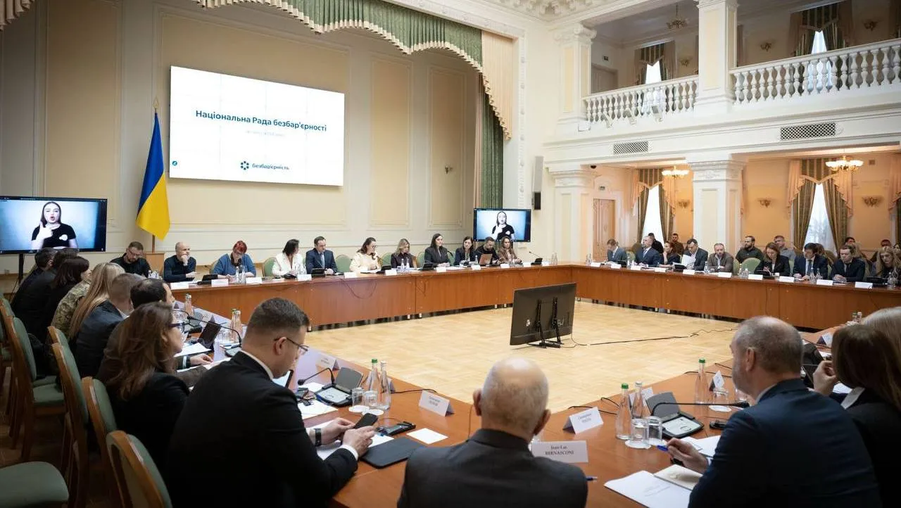 Перше в цьому році засідання Ради безбарʼєрності за участі Першої леді Олени Зеленської Формат Ради вже став постійним майданчиком, де напрацьовуються нові політики і системні рішення, щоб безбар’єрність була не просто зафіксована у цифрах, а відчутна на практиці для кожної людини. Безбар’єрність — це принцип, у центрі якого людина та її інтереси.