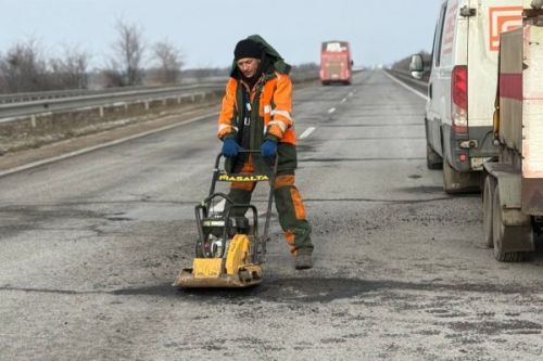 Дороги після морозів: коли почнуть латати ями на порталі Gromada Group