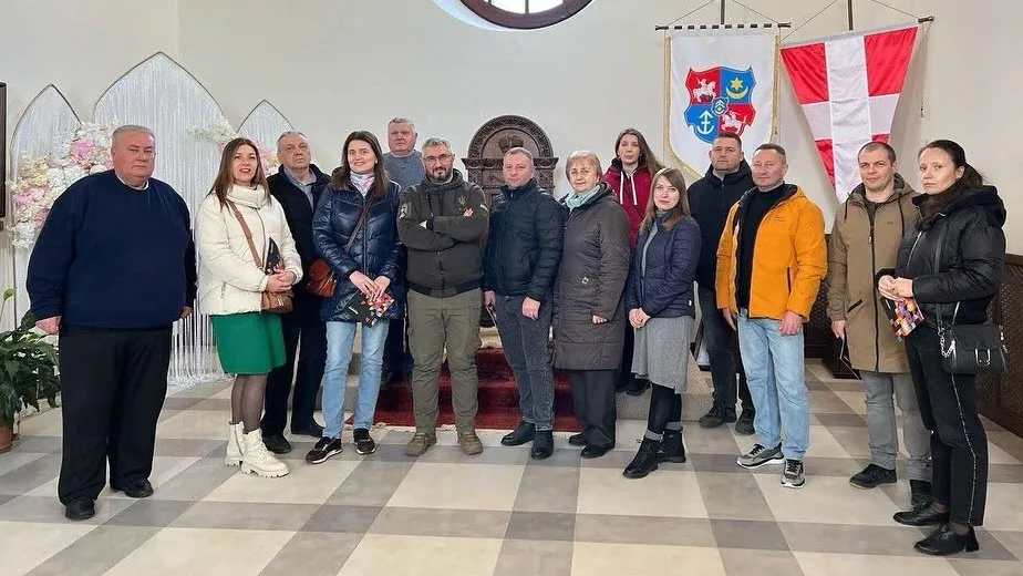 Фото Солоницівської селищної ради 8–20 березня 2025 року відбувся навчальний візит представників 7 громад-підписантів Угоди мерів, що прагнуть впроваджувати ефективні рішення у сфері клімату та енергії. В ньому взяла участь і представниця Солоницівської громади.