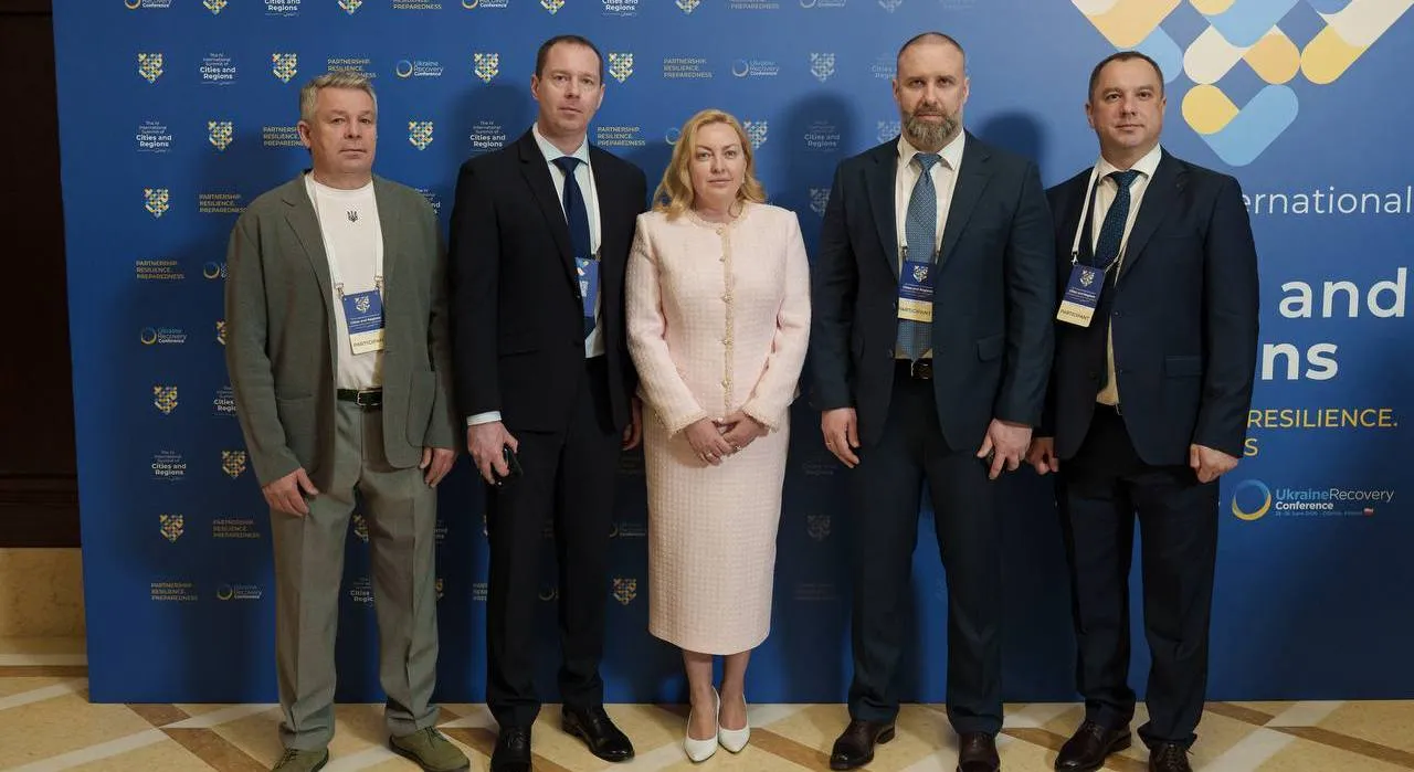 Начальник ХОВА очолив делегацію області на IV Міжнародному саміті міст і регіонів «Партнерство. Стійкість. Готовність» і на панельній дискусії «Безпековий вимір стійкості українських громад і регіонів» розповів про досвід Харківщини, в також акцентував увагу на реалізації регіонального плану стійкості.