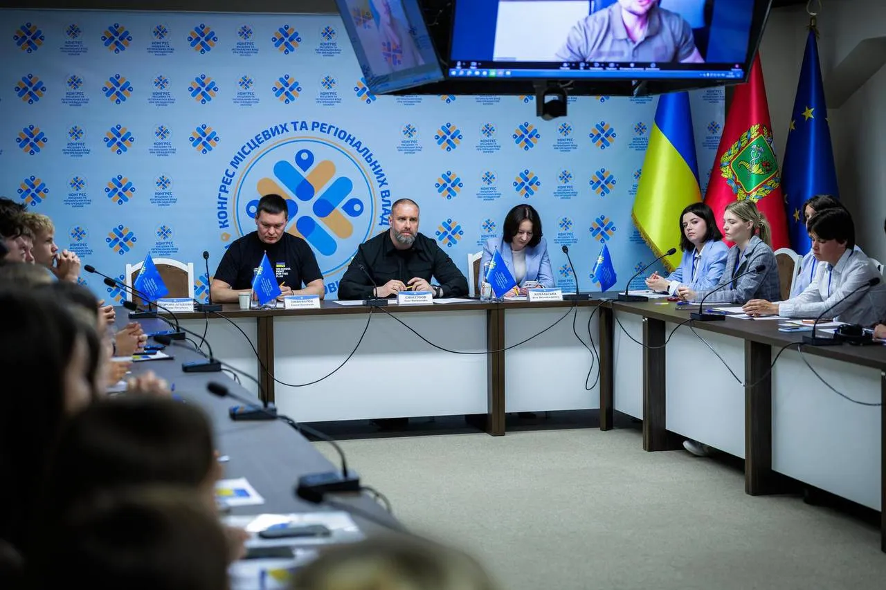 Начальник ХОВА Олег Синєгубов взяв участь в установчому засіданні Молодіжного конгресу Харківщини. Захід відбувся у межах реалізації Указу Президента України Володимира Зеленського щодо створення Палати регіональних молодіжних конгресів при Конгресі місцевих та регіональних влад.