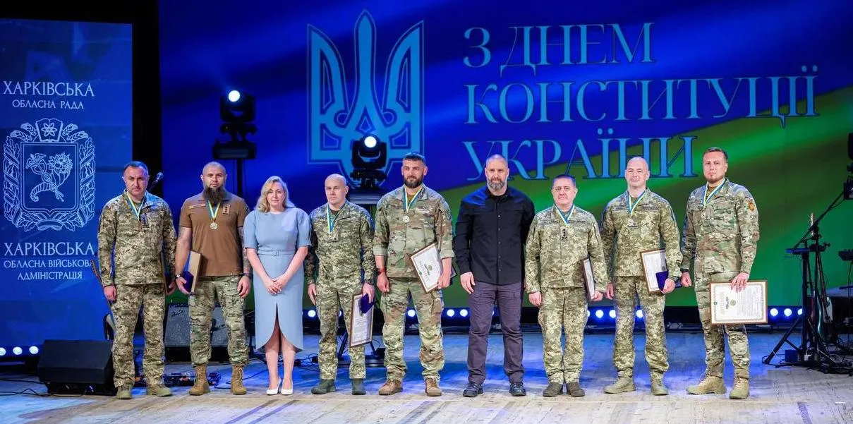 Начальник Харківської обласної військової адміністрації Олег Синєгубов узяв участь у заході з нагоди 30-ї річниці Конституції України, під час якого у форматі відеозвернення виступив Голова ВР України Руслан Стефанчук. До заходу також долучилися голова Харківської обласної ради Тетяна Єгорова-Луценко, народні депутати України Олександр Бакумов та Євген Пивоваров, керівники територіальних громад, районних військових адміністрацій, підприємств, установ і організацій області.