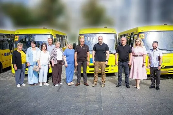 Нові шкільні автобуси марки ATAMAN отримали 7 закладів освіти Богодухівського, Берестинського, Ізюмського, Чугуївського та Харківського районів. Кожен транспортний засіб розрахований на 19 пасажирських місць, включно з двома спеціально облаштованими місцями для дітей з обмеженою здатністю до пересування.